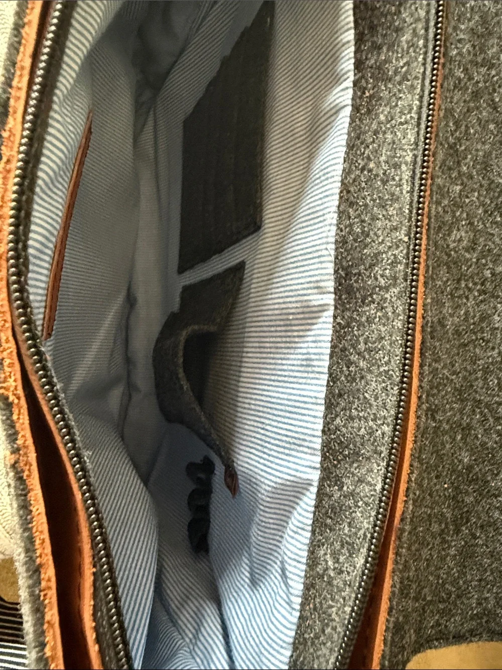 Venetto Men's Charcoal Felt Messenger Bag with Contrast Leather Patch